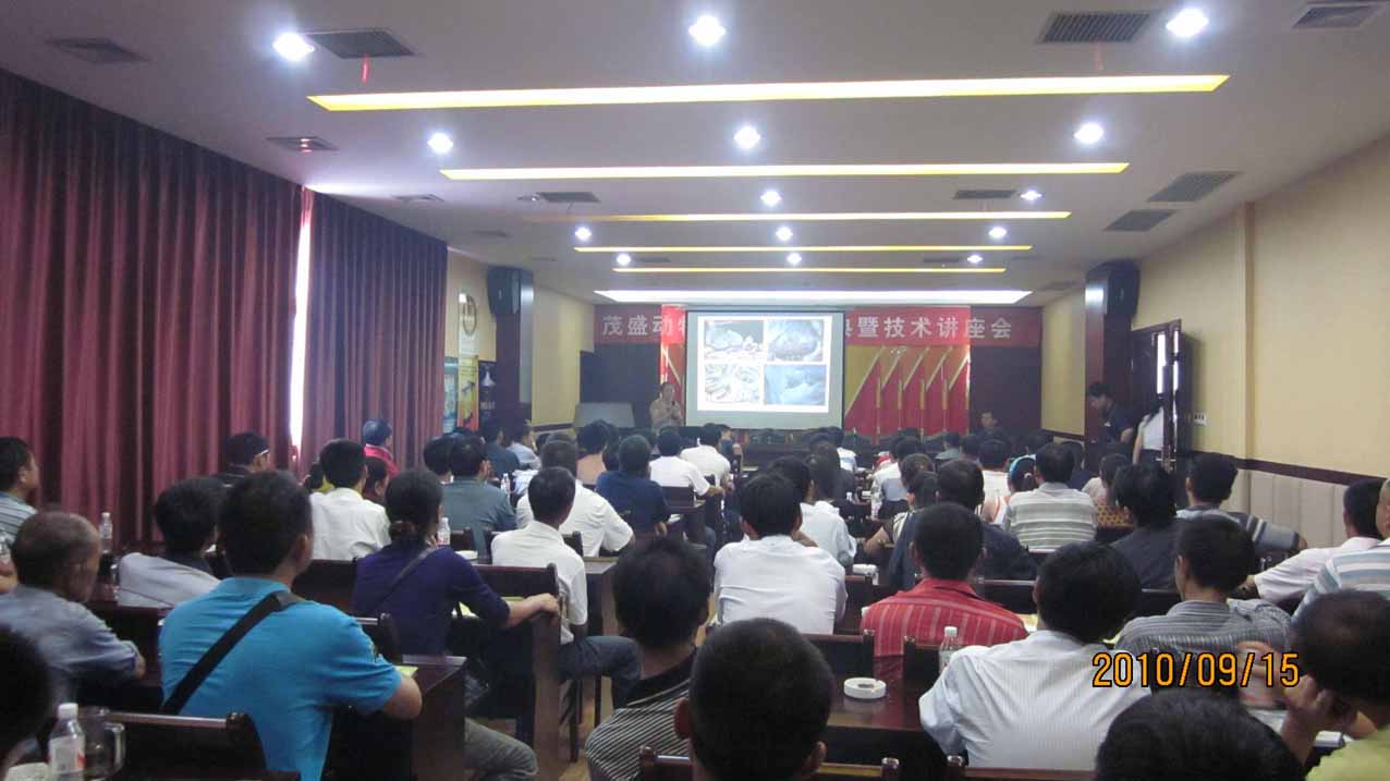 公司邀請專家教授給養(yǎng)殖戶進行科學養(yǎng)殖培訓
